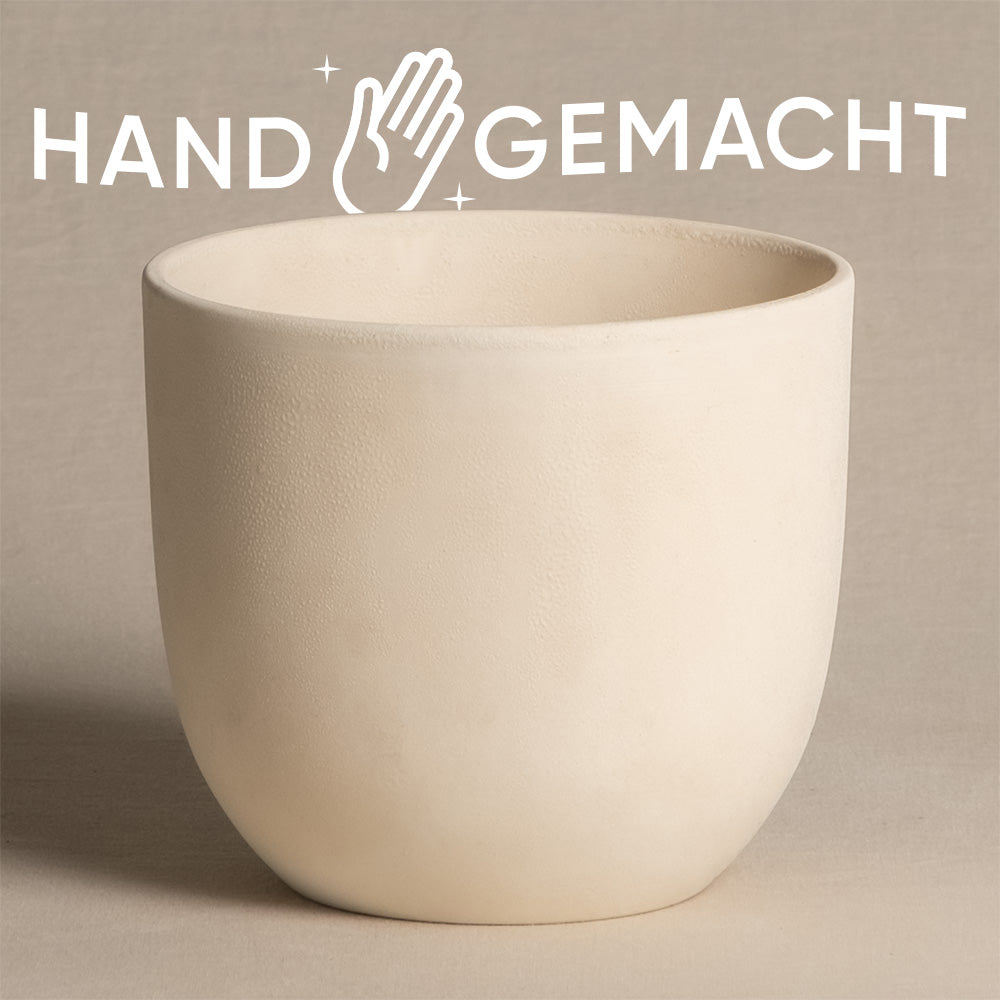 Ein minimalistischer weißer Keramiktopf, feey Keramik-Topf (Direito | 14 cm ⌀), wird vor einem schlichten Hintergrund präsentiert. Über dem Topf sind die Worte „HAND GEMACHT“ in Weiß geschrieben, mit einer Abbildung einer Hand und Glitzer dazwischen, was für eine natürliche Note sorgt.