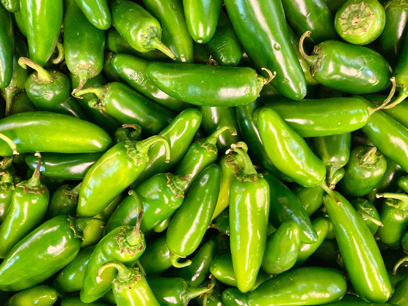 Haufen grüner Jalapeños