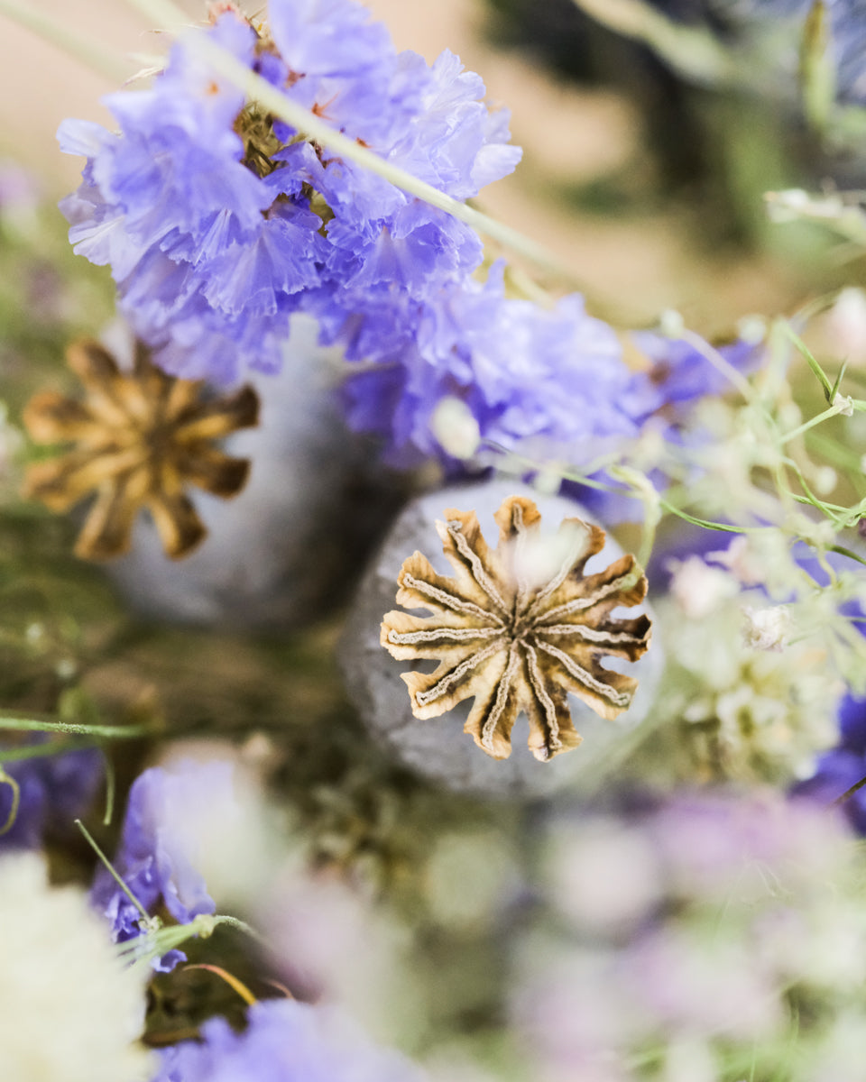 Trockenblumen in violett und blau mit Gräsern gemischt